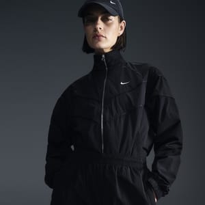 Nike JFA クリップボード ブラック Nike Windrunner Women's Loose UV Woven Full-Zip Jacket. Nike CA